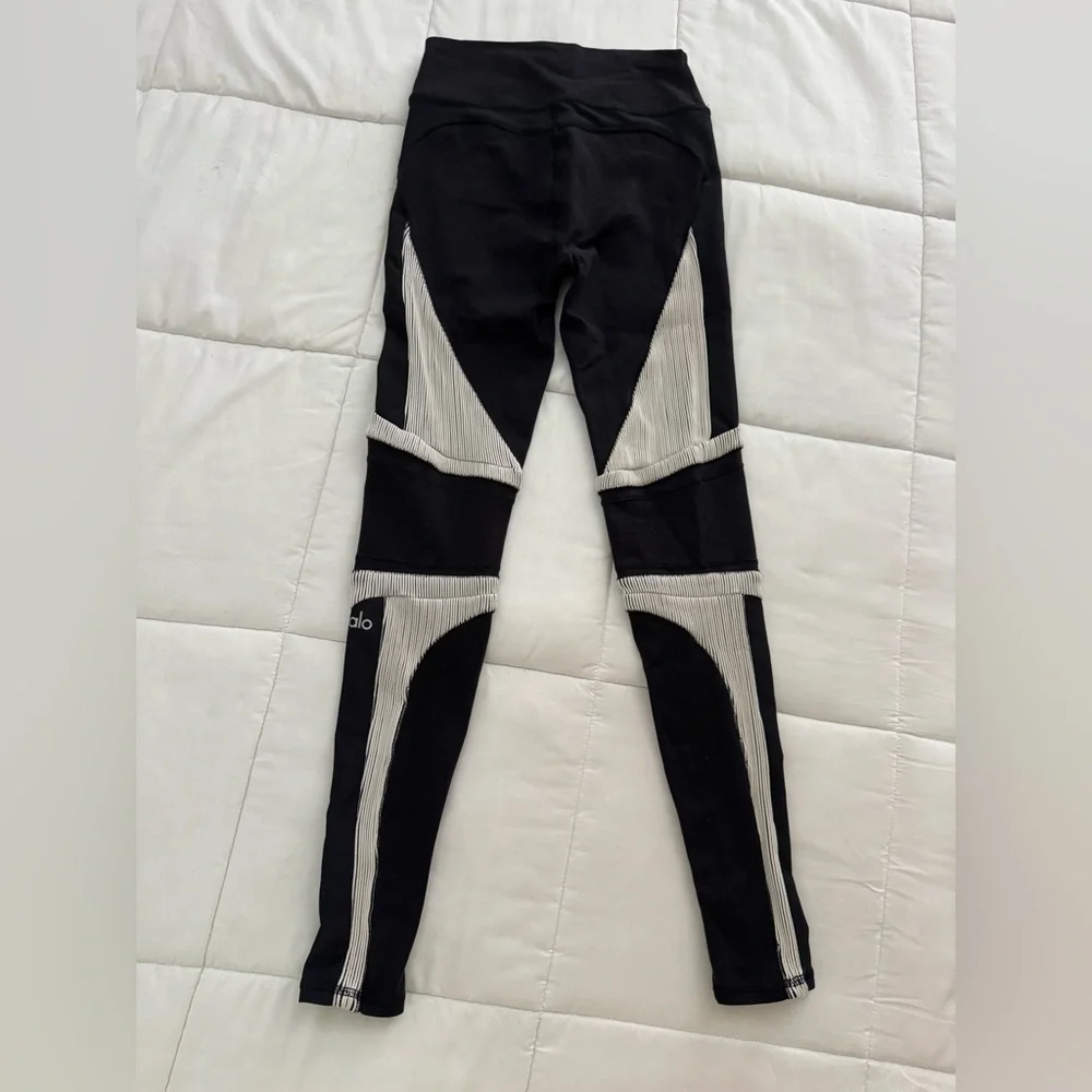 Alo Yoga Electric High-Waist Leggings black white stripes airbrush fabric
